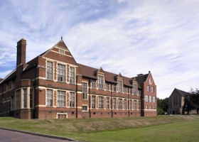 Bromsgrove School – престижная школа-пансион, расположенная в английском городе Бромсгроув