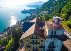 Surval Montreux – элитная международная школа-пансион для девушек расположена во французской части Швейцарии